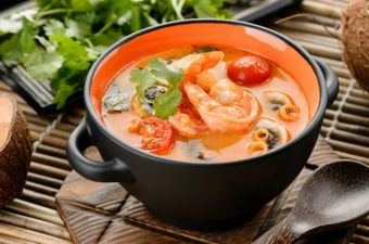 Tom Yam soep - ontdek het iconische Thaise gerecht, de geschiedenis, ingrediënten, bereiding